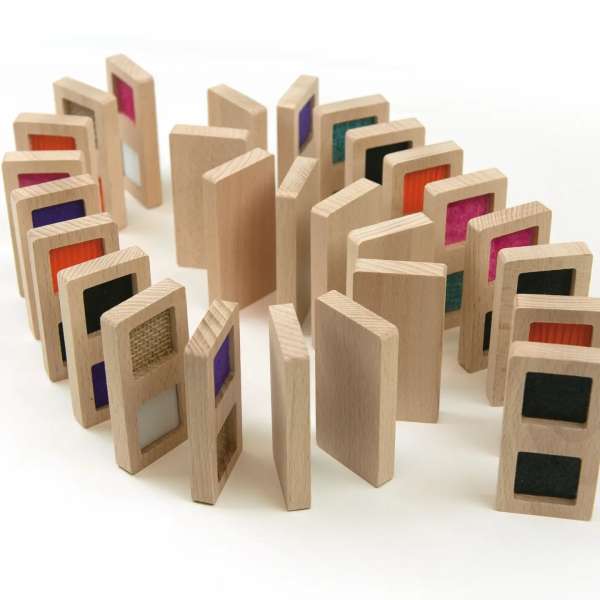 Sensorisk dominospil med teksturer – udvikler finmotorik og taktil sans hos børn.

