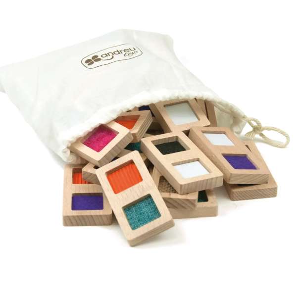 Taktil domino fra Andreu Toys – trædominobrikker med forskellige sensoriske mønstre.

