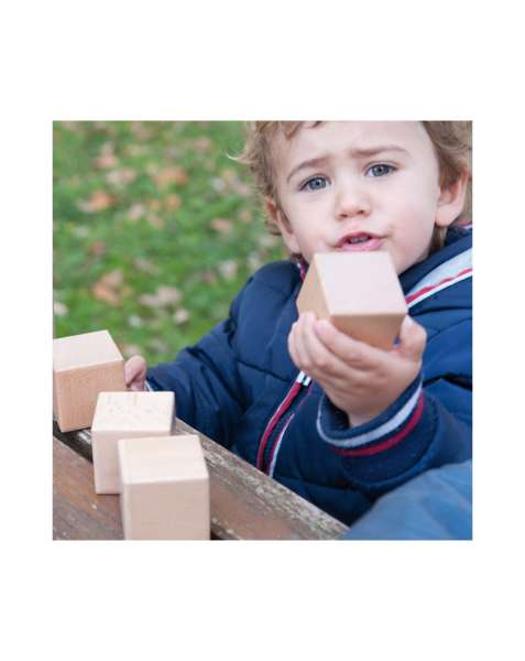 Barn leger med Andreu Toys lydterninger – match lyde gennem leg.

