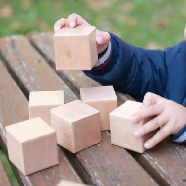 Detalje af Andreu Toys lydterninger – robuste træterninger med sansefunktion.

