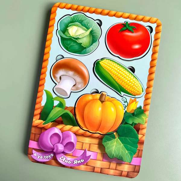 Løse træbrikker med grøntsager i kurv – læringspuslespil til motorik og genkendelse.

