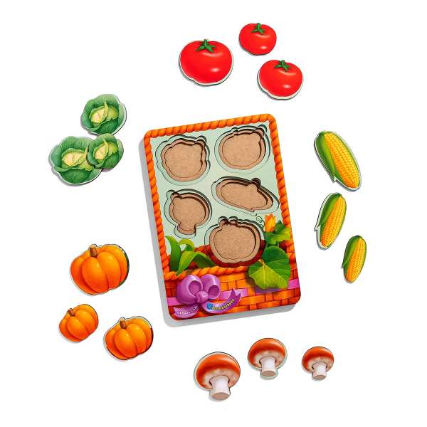 Detalje af træpuslespil med grøntsager i kurv – robuste træbrikker til børn.

