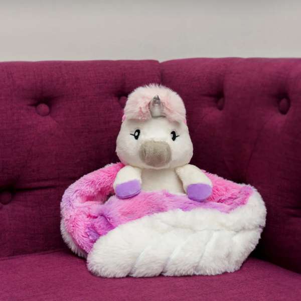 Echo Hugaround enhjørning på sofa – dekorativ og beroligende bamse

