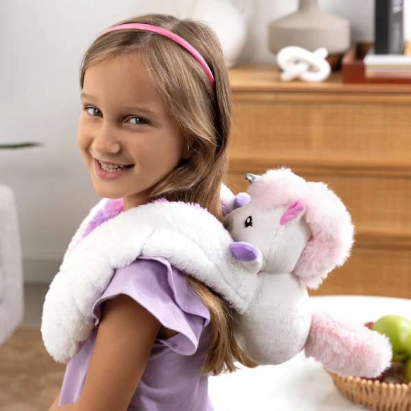 Barn med Echo Hugaround enhjørning – tryghed og glæde

