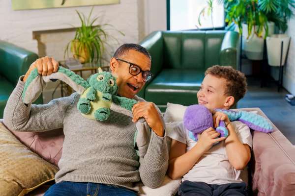 Barn og voksen med Blæksprutten Indigo Hugaround – sanselig støtte og ro gennem tyngde og nærvær

