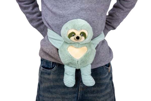 Dovendyr Little Hugger i grøn rundt om kroppen – tyngdebamse der giver ro og kropslig afgrænsning

