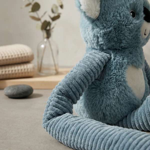 Koala Little Hugger i blå plys close-up – sansestimulerende tyngdebamse med blød overflade

