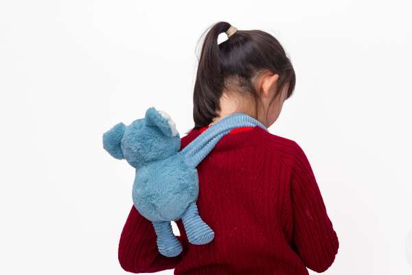 Koala Little Hugger i blå båret på ryggen – tyngdebamse til tryghed og sanselig støtte

