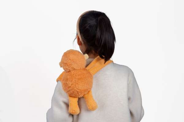 Abe Little Hugger i brun båret på ryggen – omsluttende tyngdebamse til sanselig støtte og nærvær

