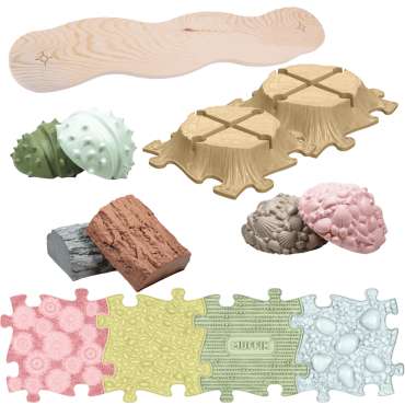 Billedet viser alle delene til balancepakken fra muffik: 1x Kastanje Balancesten (mint)
1x Kastanje Balancesten (grøn)
1x Strandskaller Balancesten (rosa)
1x Strandskaller Balancesten (beige)
1x Træstamme Balancesten (brun)
1x Træstamme Balancesten (grafit)
1x Zig Zag Bro
2x Muffik Træstubbe
1x Muffik Introsæt (Join the Muffik Family) med 4 sanseplader