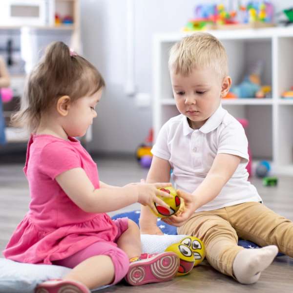 Børn leger med emoji squeeze bolde – social og sjov leg

