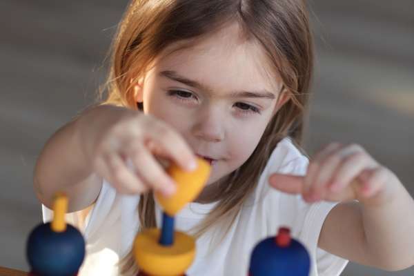 Moderne stablelegetøj Y med snor og træ-nål