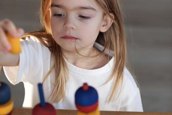 Moderne stablelegetøj Y med snor og træ-nål