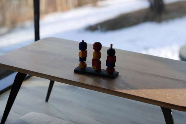 Moderne stablelegetøj Y med snor og træ-nål