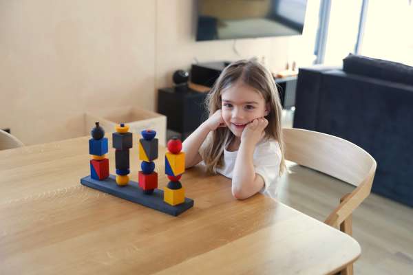 Moderne stablelegetøj X med snor og træ-nål