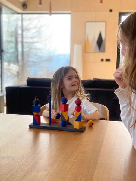 Moderne stablelegetøj X med snor og træ-nål