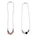 CalmBeads halskæder med sensoriske perler i rosa-lilla og blå-sort farvekombination.

