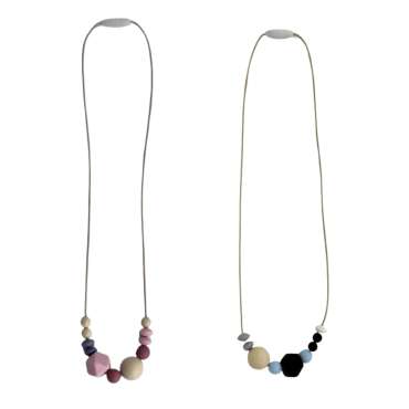 CalmBeads halskæder med sensoriske perler i rosa-lilla og blå-sort farvekombination.

