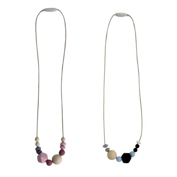 CalmBeads halskæder med sensoriske perler i rosa-lilla og blå-sort farvekombination.

