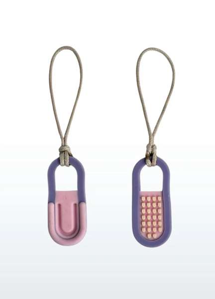 Chewy Fidget i Easing Rosa med strop, vist fra begge sider med forskellige taktile overflader.