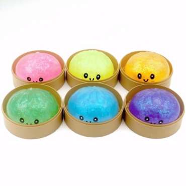 Stor squishy dumpling med glimmer i pastelfarver og søde kawaii ansigter – blød slow rise squishy til sansestimulering, stressreduktion, koncentration og uro i hænderne.

