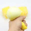 Squishy ostefirkant klemt i hånden, der viser den bløde slow rise effekt – sensorisk fidget til taktil stimulering, afslapning og fokus.

