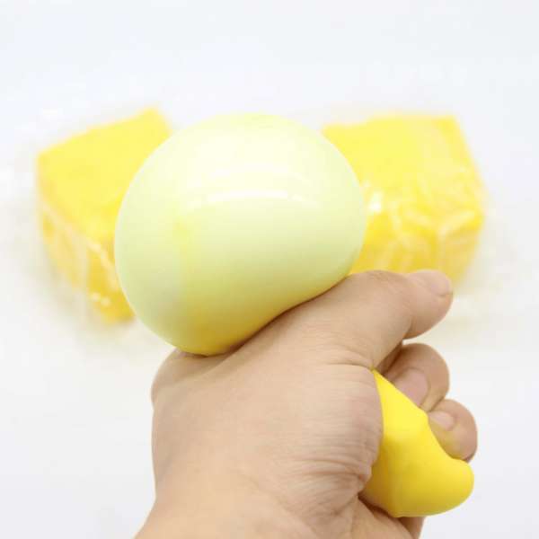 Squishy ostefirkant klemt i hånden, der viser den bløde slow rise effekt – sensorisk fidget til taktil stimulering, afslapning og fokus.

