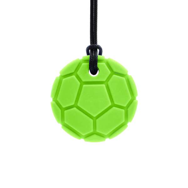 Limegrøn ARK Soccer Ball tyggehalskæde med fodboldmønster – terapeutisk bidesmykke til mundmotorik og sensorisk støtte.

