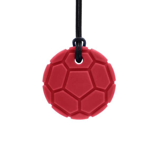 Mørkerød ARK Soccer Ball tyggehalskæde – slidstærkt tyggeredskab til oral sansestimulering og selvregulering.