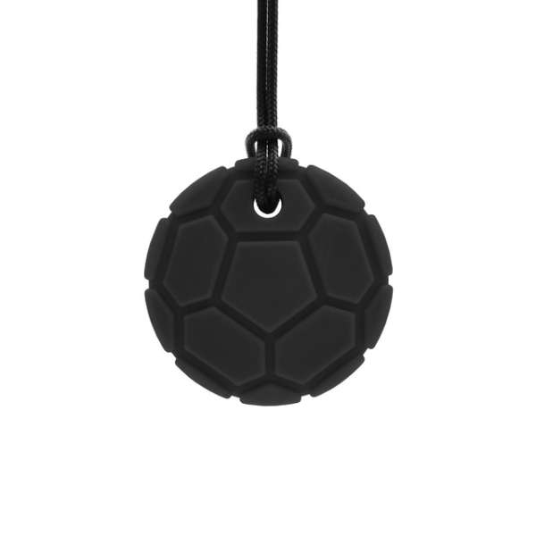 Sort ARK Soccer Ball tyggehalskæde med fodbolddesign – diskret bidesmykke til børn, unge og voksne med tyggebehov.