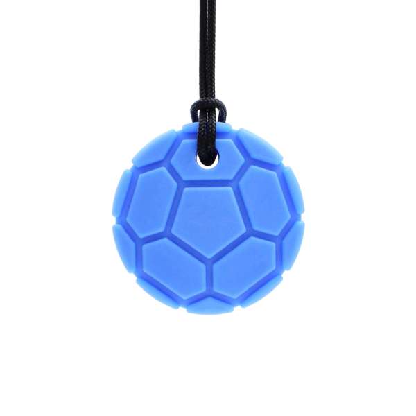 KOngeblå ARK Soccer Ball tyggehalskæde med struktureret overflade – sensorisk bidesmykke til tyggeinput og oral motorisk træning.