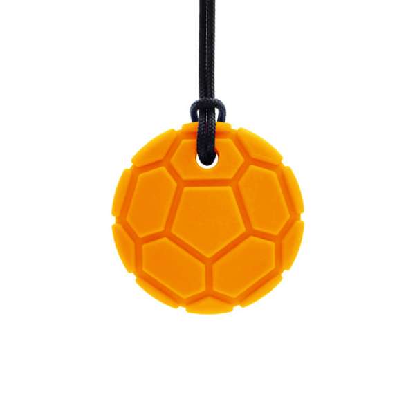Orange ARK Soccer Ball tyggehalskæde med fodboldmønster – terapeutisk tyggeredskab til oral sansestimulering, mundmotorik og fokus.

