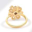 Bagsiden af Camellia fidgetring i guldfarvet design – justerbar blomsterformet fidgetring med komfortabel pasform til hverdagsbrug.