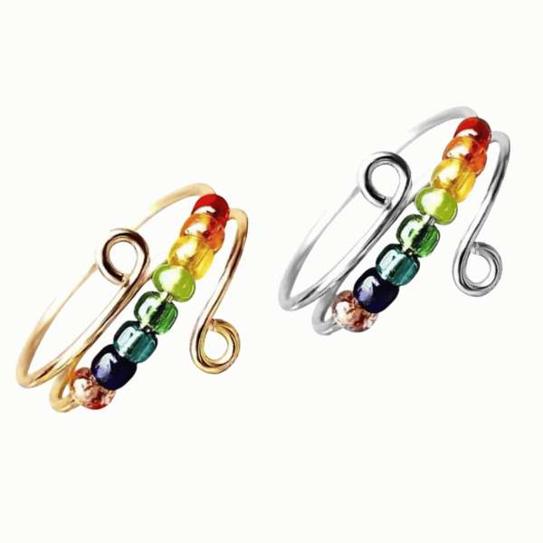 Bifrost fidgetring med regnbuefarvede glasperler i guld- og sølvfarvet design – justerbar fidgetring til diskret fidgeting, koncentration og sensorisk stimulering.
