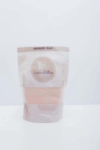 Magic Sand i beige farve pakket i genlukkelig pose – blødt kinetisk sand til sanseleg og kreativ udfoldelse.