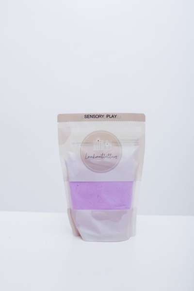 Magic Sand i lilla farve i genlukkelig pose – blødt kinetisk sand til sansestimulering og kreativ leg.

