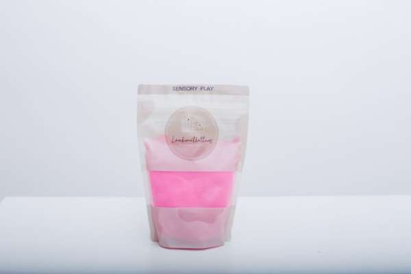 Magic Sand i pink farve pakket i genlukkelig pose – blødt sansesand til sanseleg og kreativ udfoldelse.

