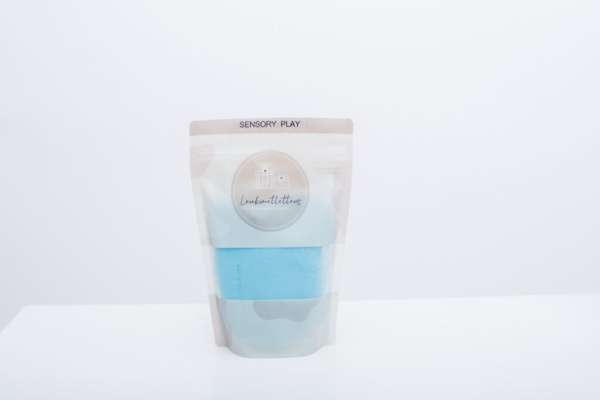 Magic Sand i blå farve i genlukkelig pose – blødt sansesand til kreativ leg og sensorisk udforskning.

