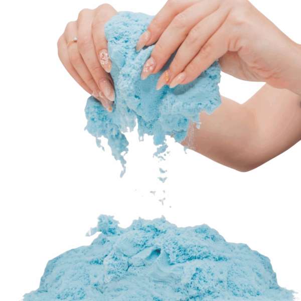 Blåt Magic Sand, der formes mellem hænderne – sansestimulerende legesand til kreativ udfoldelse og taktil stimulering.

