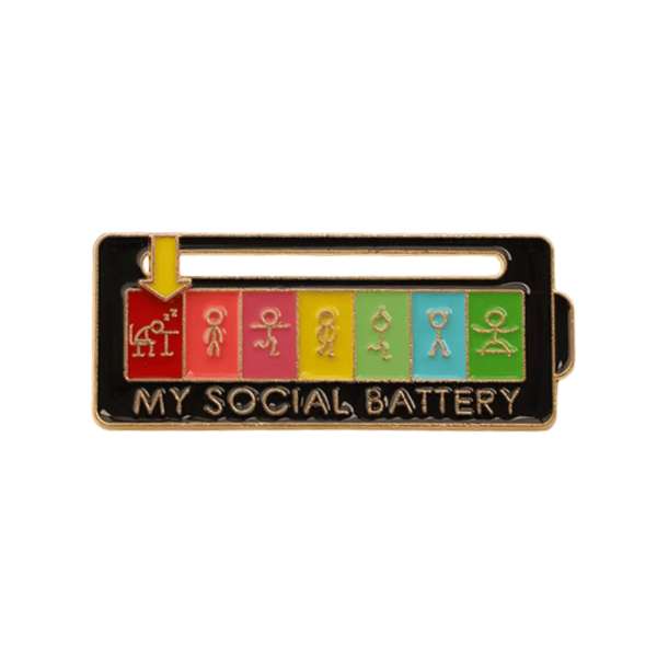 My Social Battery Pin i Sort udgave med aktivitetsskala og justerbar markør – visuelt hjælpemiddel til kommunikation af social energi, pauser og selvregulering.

