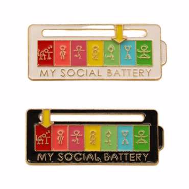 My Social Battery Pin – aktivitetsskala med justerbar skyder i lys og mørk udgave – visuelt hjælpemiddel til at vise social energi, behov for pauser og kommunikation.

