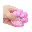 Hånd klemmer på Squishy kattepote i pink – sød antistress figur med kattepote til sanselig stimulering
