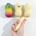 Squishy Peanut klemt i hånden, der viser den bløde slow-rise effekt – sensorisk fidget til stressreduktion, fokus og sansestimulering.