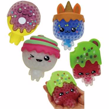 Squishy Sweets med søde kawaii designs som donut, is, ispind og dessert – bløde slow-rise squishy fidgets til sansestimulering, koncentration og uro i hænderne.

