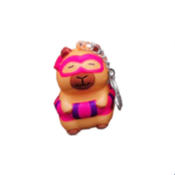 Squishy kapivar nøglering med pink maske og farverigt outfit – sød lille klemmefidget til taske, penalhus eller nøgler.

