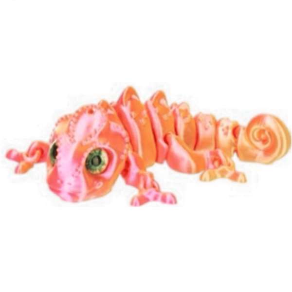3D-printet kamæleon i orange og pink med bevægelige led, grønne øjne og snoet hale.

