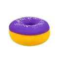 Squishy slow-rise donut med lilla glasur, hvidt krymmel og gul bund

