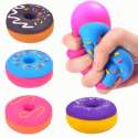 Squishy slow-rise donuts i fire farverige designs med glasur og krymmel samt en hånd, der klemmer en donut

